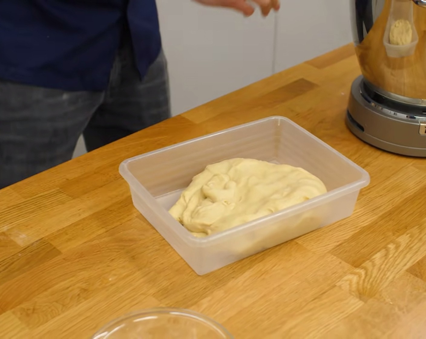 Schritt 6 Anschliessend den Teig in ein leicht geöltes Becken legen, mit einem Teigtuch (Gärfolie) zudecken und für 30 Minuten bei Raumtemperatur aufgehen lassen.