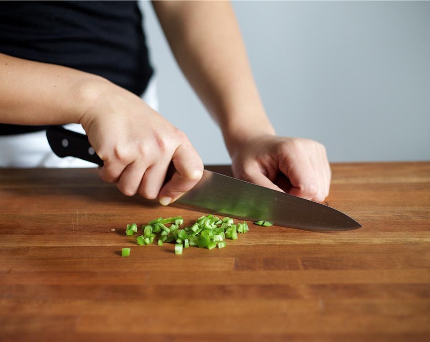 Schritt 2 Knoblauch (4 Zehen) fein hacken und in eine kleine Schüssel geben. Ingwer (1 1/3 Esslöffel) schälen, fein hacken und in die kleine Schüssel geben. Zwiebel (1/2) in würfeln und in die kleine Schüssel geben.